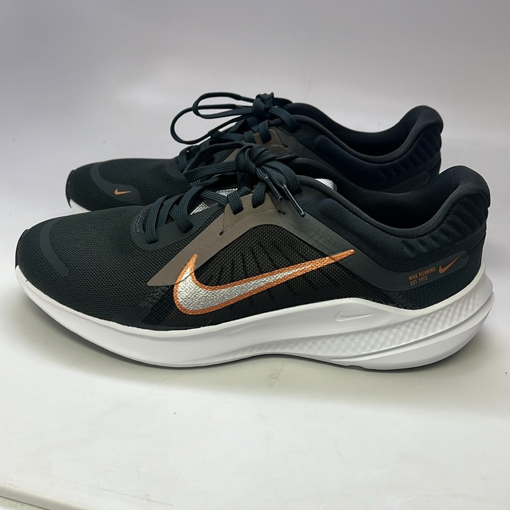 Women’s Nike Quest 5 Sneakers Size 7.5 Dark Smoke Grey/ Metallic Silver NWOB - Picture 2 of 9